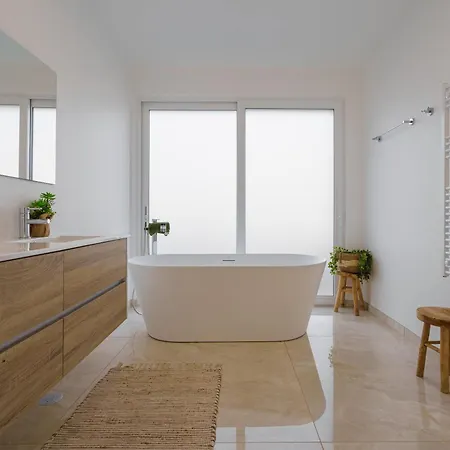 Paradise Villa, Luxury Near The וילה